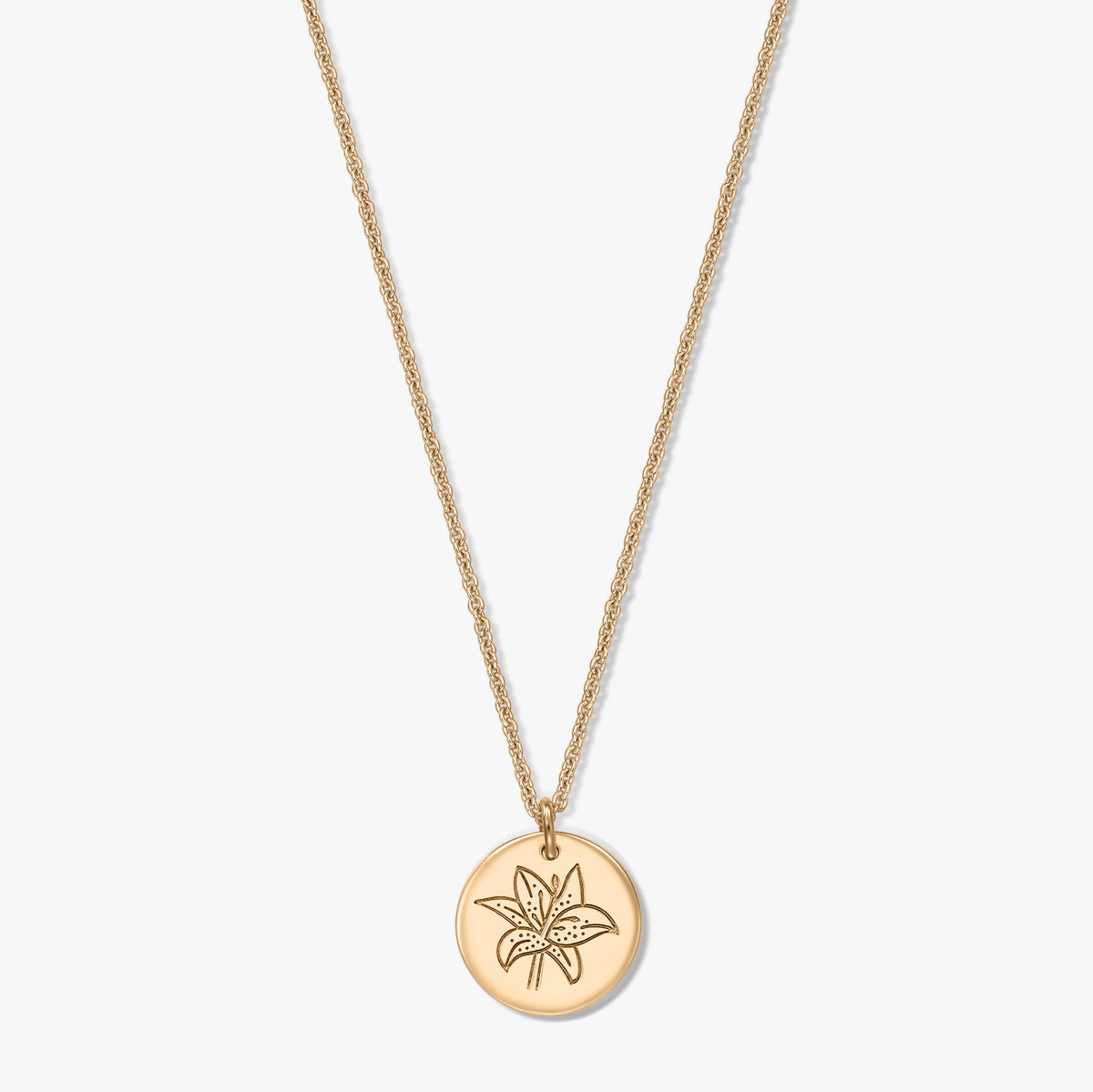Collana in argento 925 dal tono dorato con pendente a disco rotondo inciso con un fiore di giglio, visualizzata centrata su sfondo bianco.
