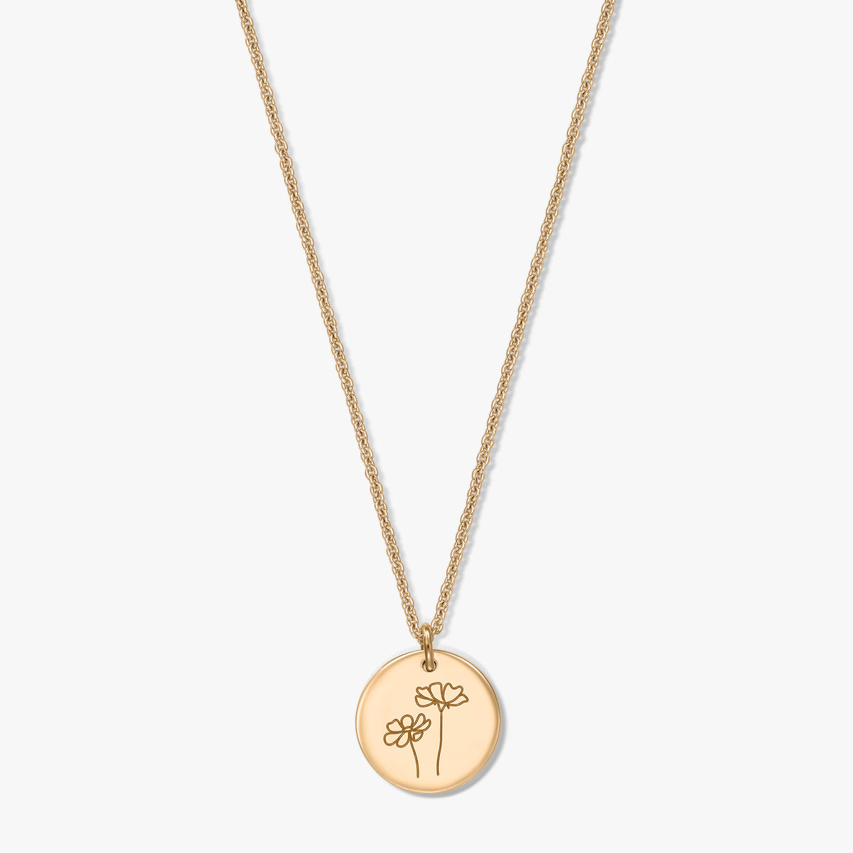 Collana in argento placcato oro con ciondolo a disco rotondo inciso con due fiori di cosmos, fotografata su sfondo bianco.