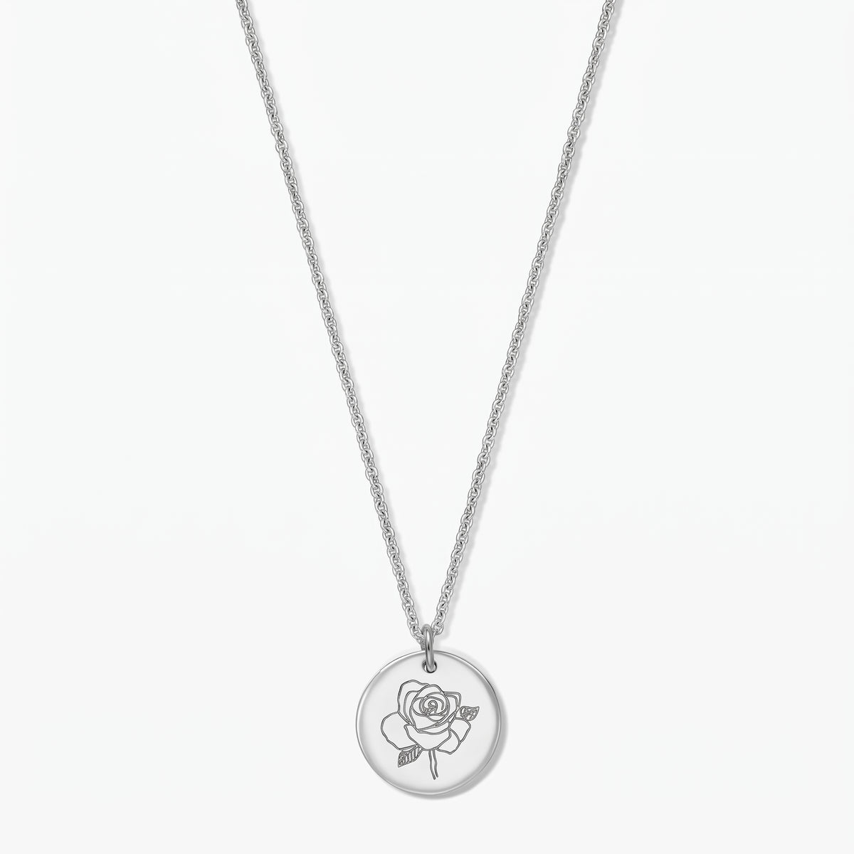 Collana in argento sterling con fiore del mese di nascita, con ciondolo rotondo inciso con una rosa (giugno), fotografata su sfondo bianco.