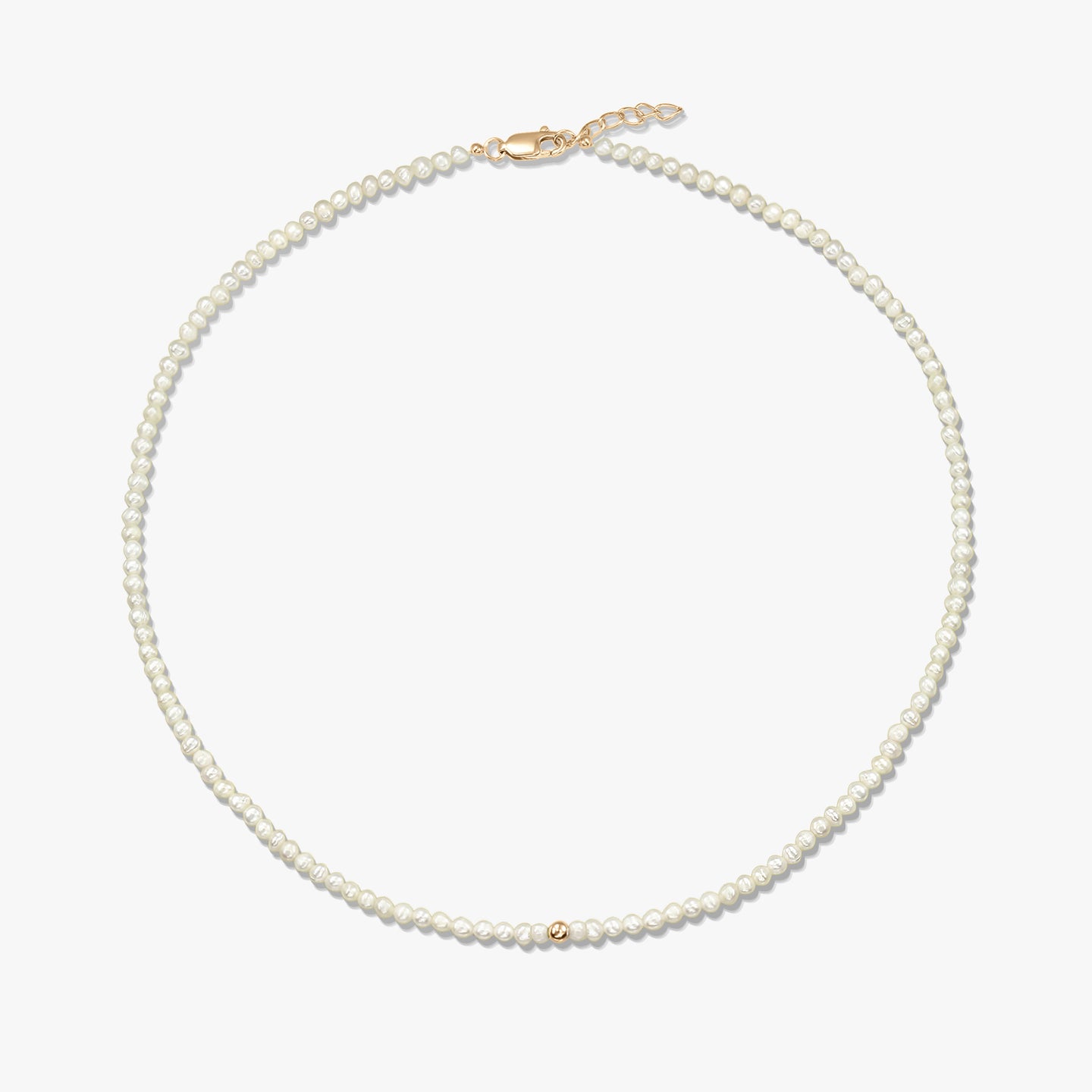 Immagine quadrata del prodotto: collana delicata di perle naturali con piccolo dettaglio a sfera in oro giallo 14K e chiusura a moschettone in oro giallo con corta prolunga, su sfondo bianco.