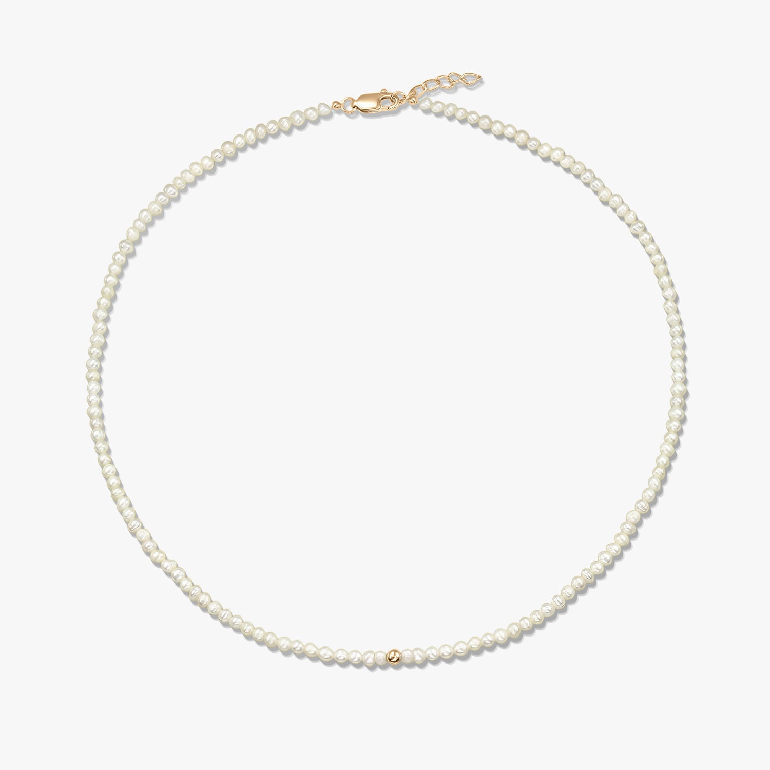 Immagine quadrata del prodotto: collana delicata di perle naturali con piccolo dettaglio a sfera in oro giallo 14K e chiusura a moschettone in oro giallo con corta prolunga, su sfondo bianco.