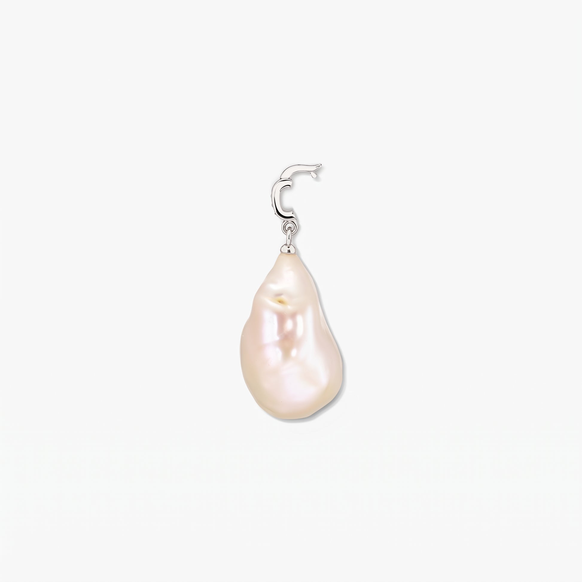 Ciondolo con perla barocca, contromaglia in argento 925 rodiato e dettaglio in zirconia bianca, su sfondo bianco.