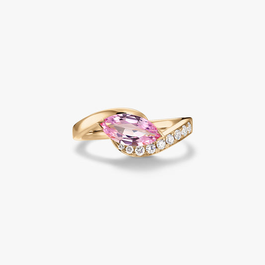 Anello in oro giallo 14K con zaffiro rosa taglio marquise e diamanti naturali pavé su fascia avvolgente, isolato su sfondo bianco.