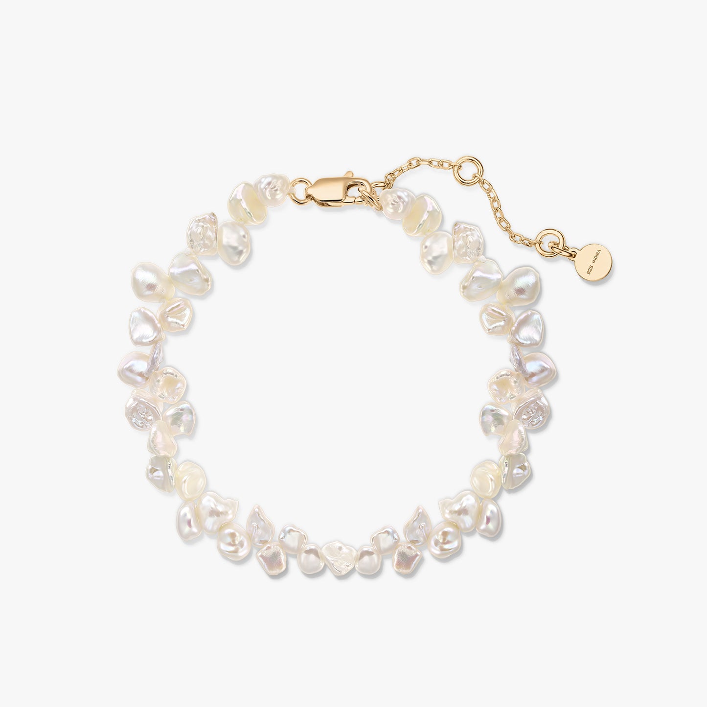 Foto prodotto quadrata di un bracciale di perle keshi con moschettone e catena di prolunga in argento sterling 925 placcato oro su sfondo bianco.