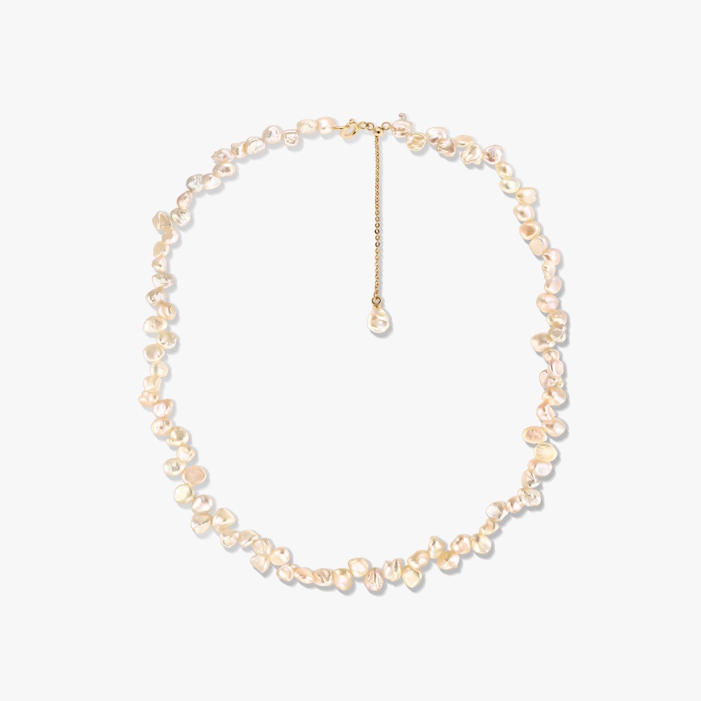 Collana in argento placcato oro con perle keshi rosa irregolari e prolunga regolabile, fotografata su sfondo bianco.