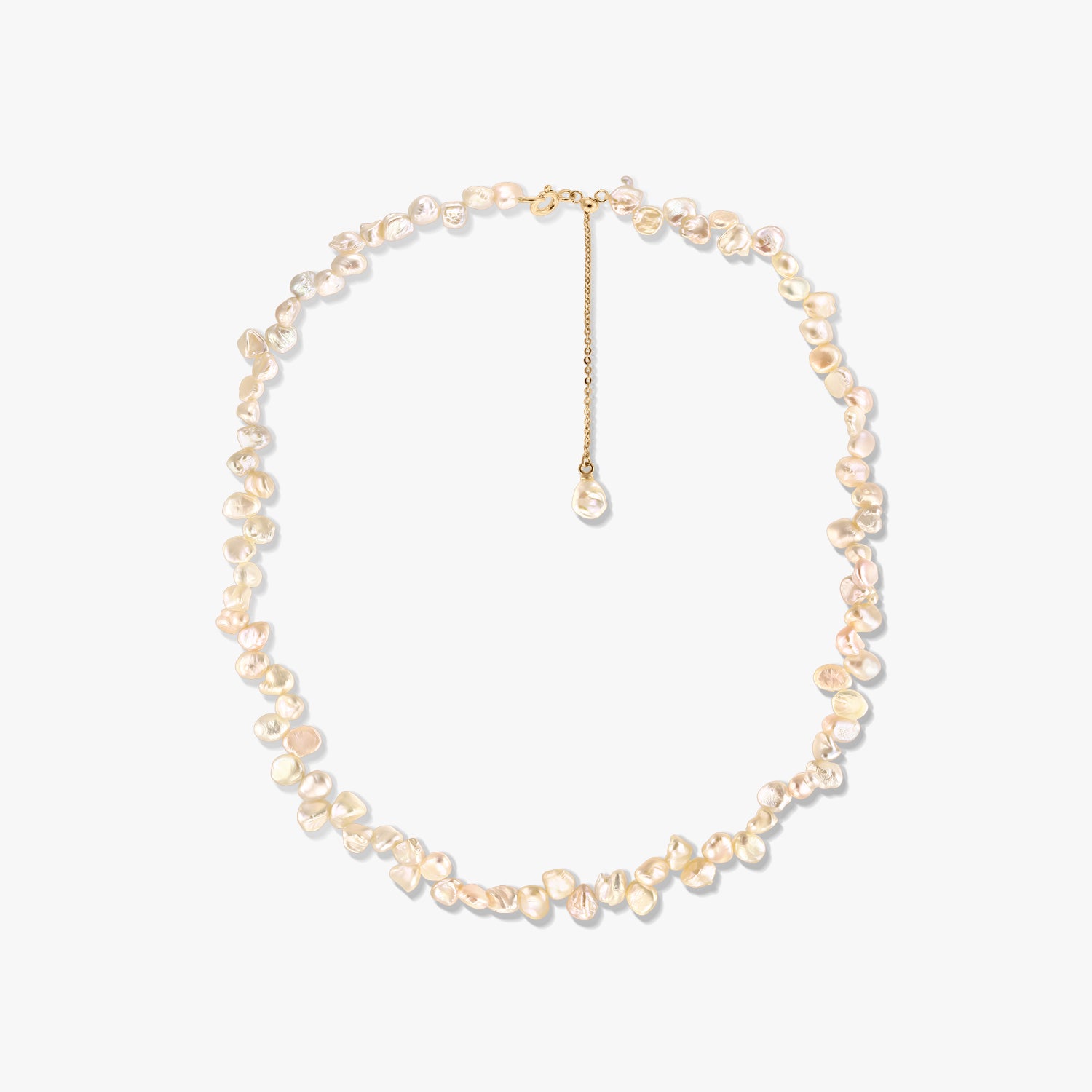 Collana in argento placcato oro con perle keshi rosa irregolari e prolunga regolabile, fotografata su sfondo bianco.