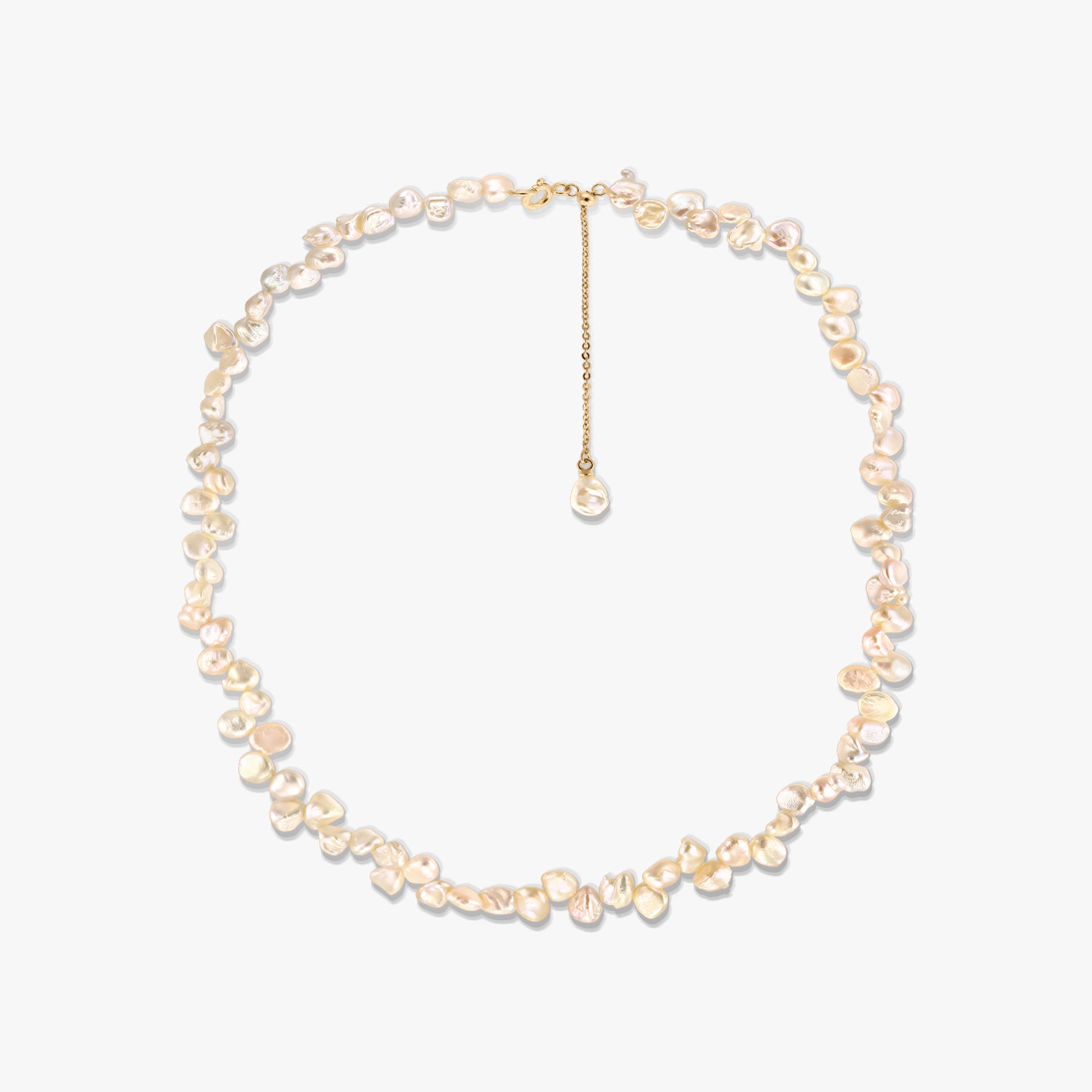 Collana in argento placcato in oro con perle keshi d’acqua dolce rosa irregolari e prolunga regolabile della catena, fotografata su sfondo bianco.