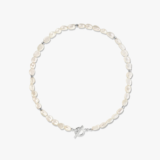 Collana Silver Grace con perle naturali d'acqua dolce e distanziatori in argento sterling, rifinita con una chiusura a T in argento su sfondo bianco.