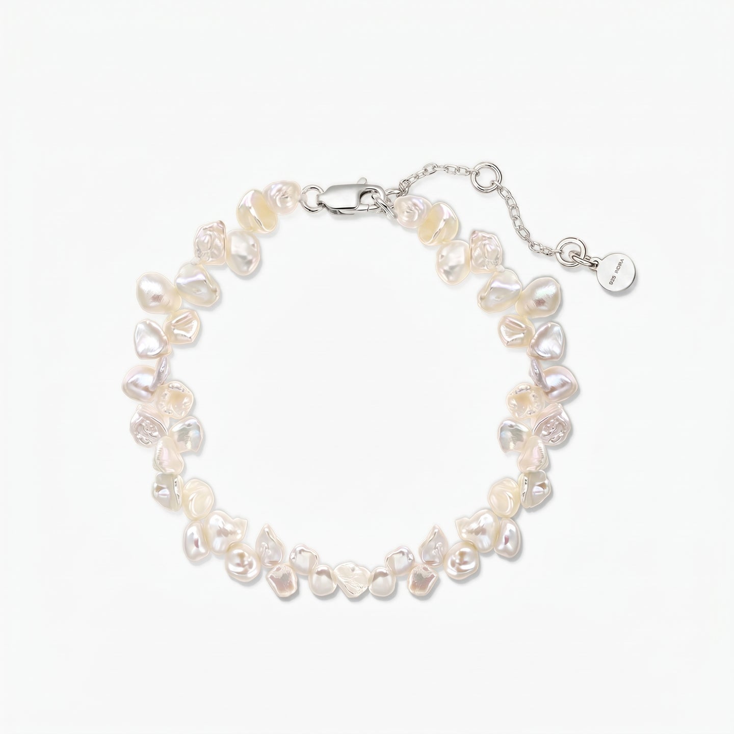 Bracciale regolabile con perle keshi d'acqua dolce, con chiusura a moschettone e catena di prolunga in argento 925 placcato rodio, su sfondo bianco.