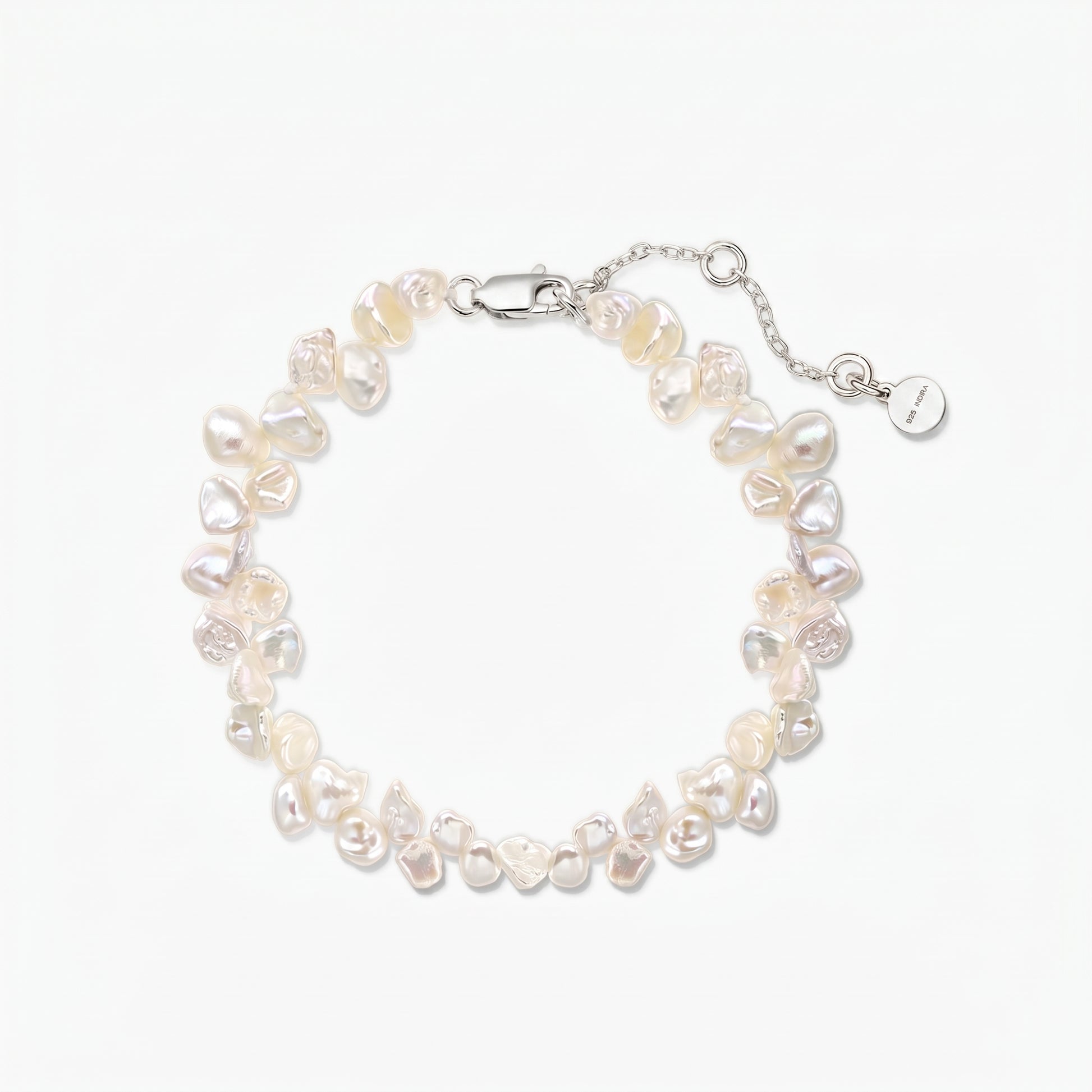 Bracciale regolabile con perle keshi d'acqua dolce, con chiusura a moschettone e catena di prolunga in argento 925 placcato rodio, su sfondo bianco.