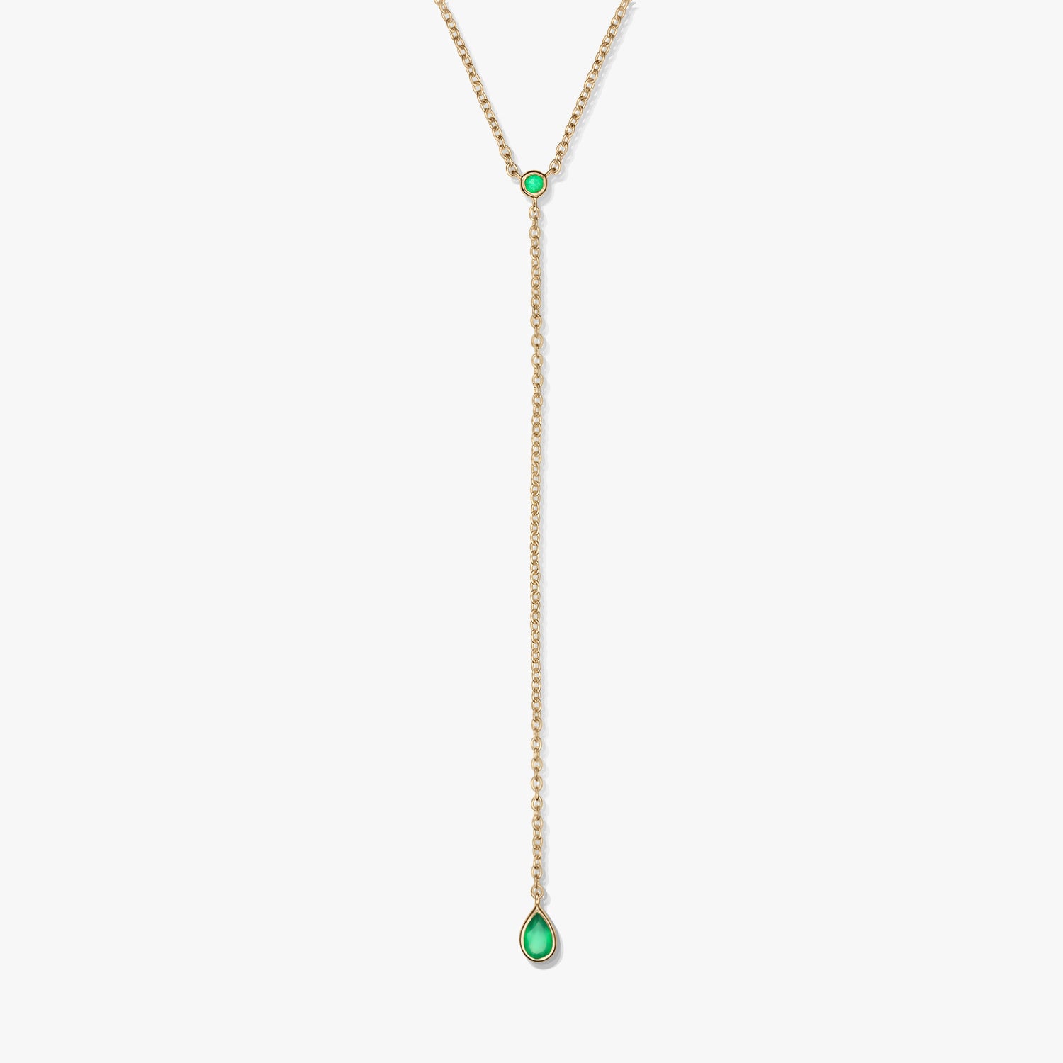 Collana lariat in argento sterling placcato oro con accenti in onice verde e pendente a goccia, fotografata su sfondo bianco.