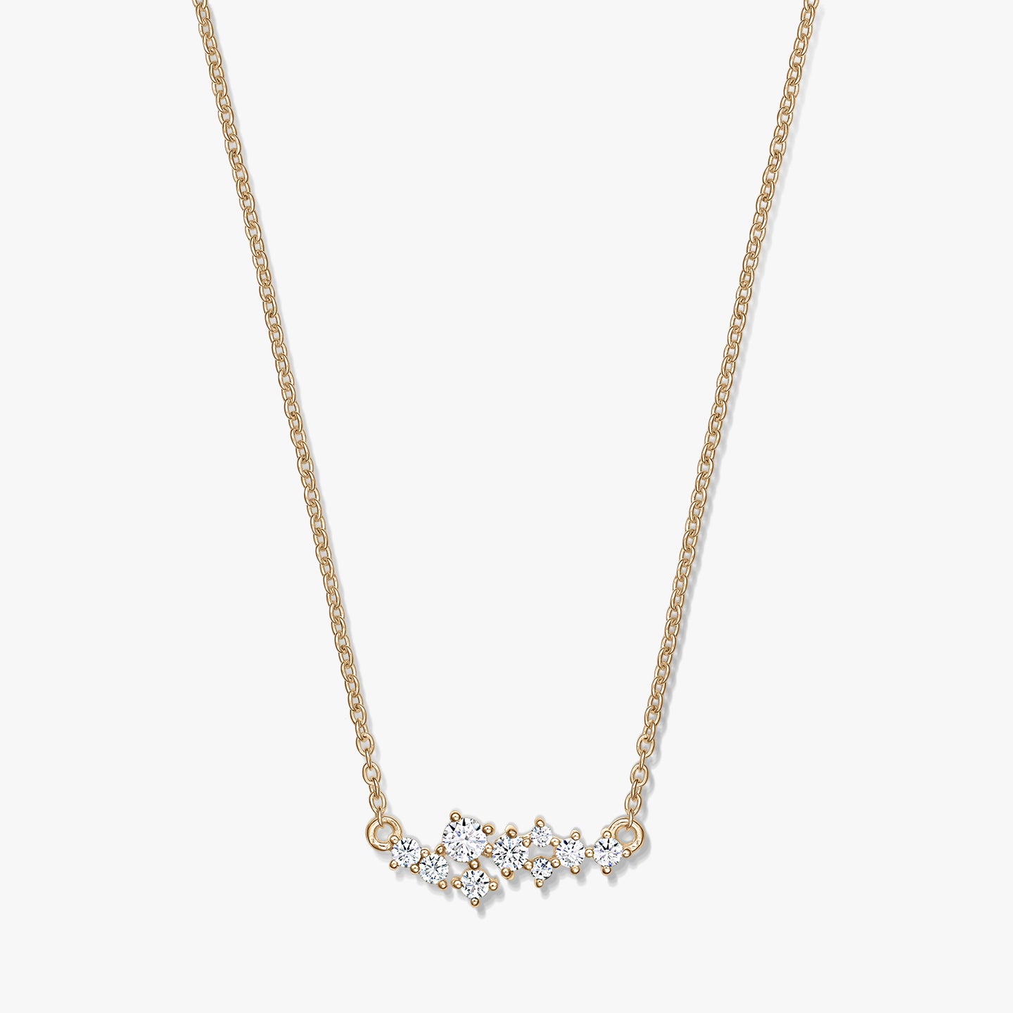 Collana in argento Golden Constellation con catena delicata e motivo a costellazione di pietre trasparenti, fotografata su sfondo bianco.