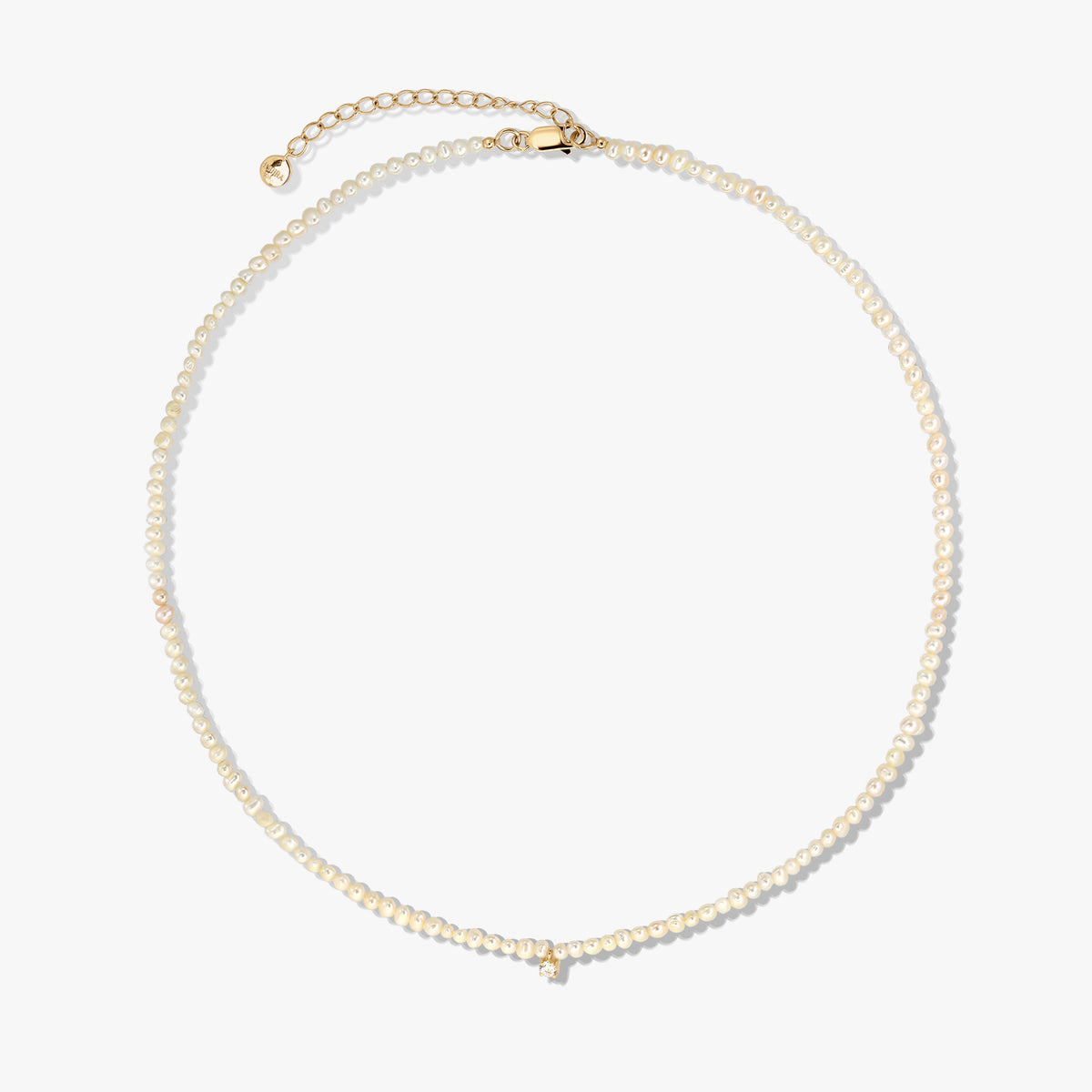 Elegante collana di perle coltivate con chiusura e prolunga in argento sterling placcato oro, fotografata su sfondo bianco.