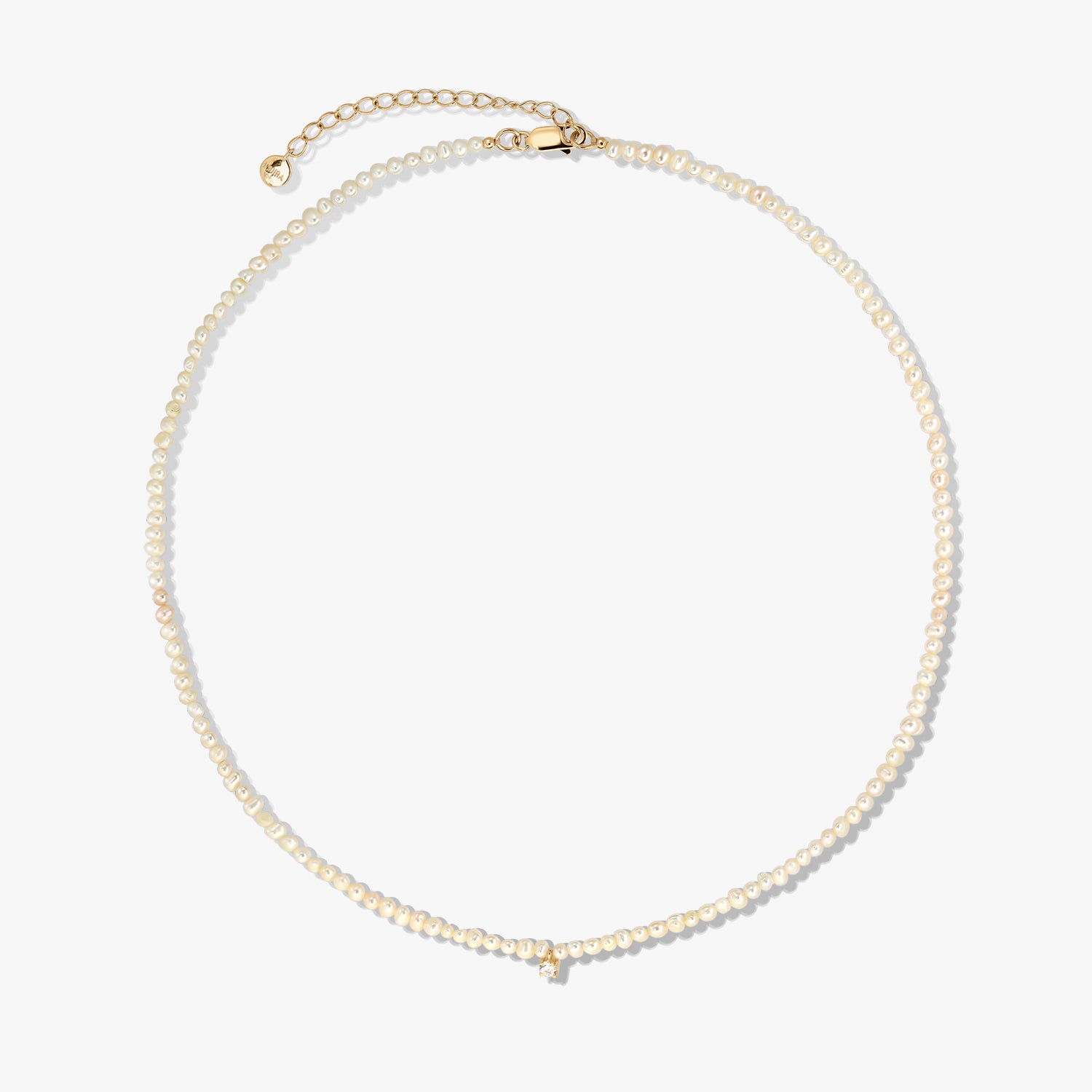 Elegante collana di perle coltivate con chiusura e prolunga in argento sterling placcato oro, fotografata su sfondo bianco.