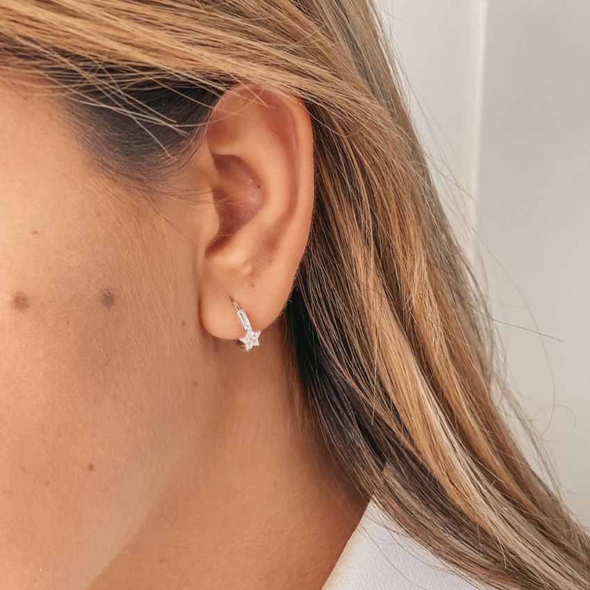 Immagine ravvicinata di un orecchio che indossa Orecchini Estella in Argento con Zirconi