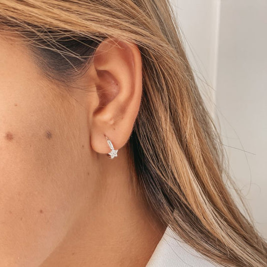 Immagine ravvicinata di un orecchio che indossa Orecchini Estella in Argento con Zirconi