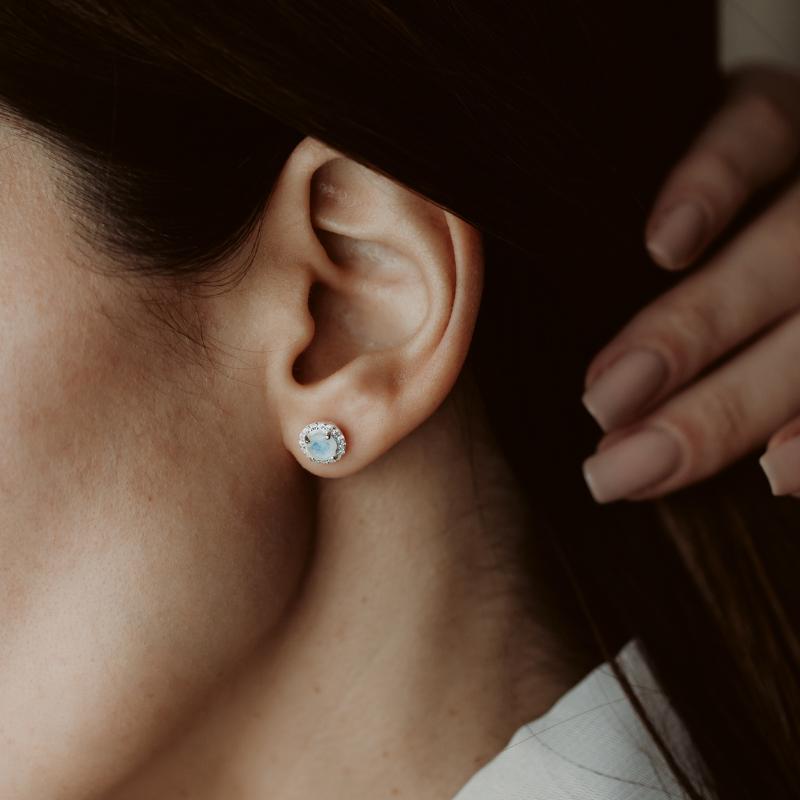 Primo piano di un orecchio che indossa un orecchino d'argento Keira con pietra di luna.