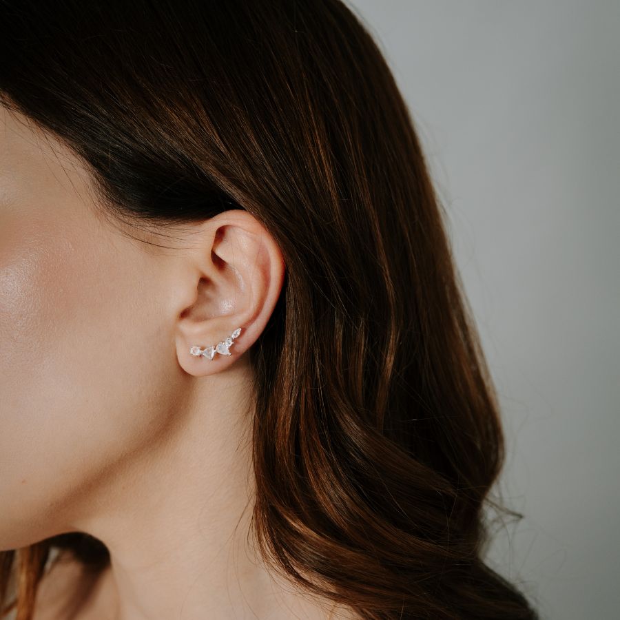 Primo piano di una donna che indossa gli Orecchini Valery in Argento con Pietra di Luna