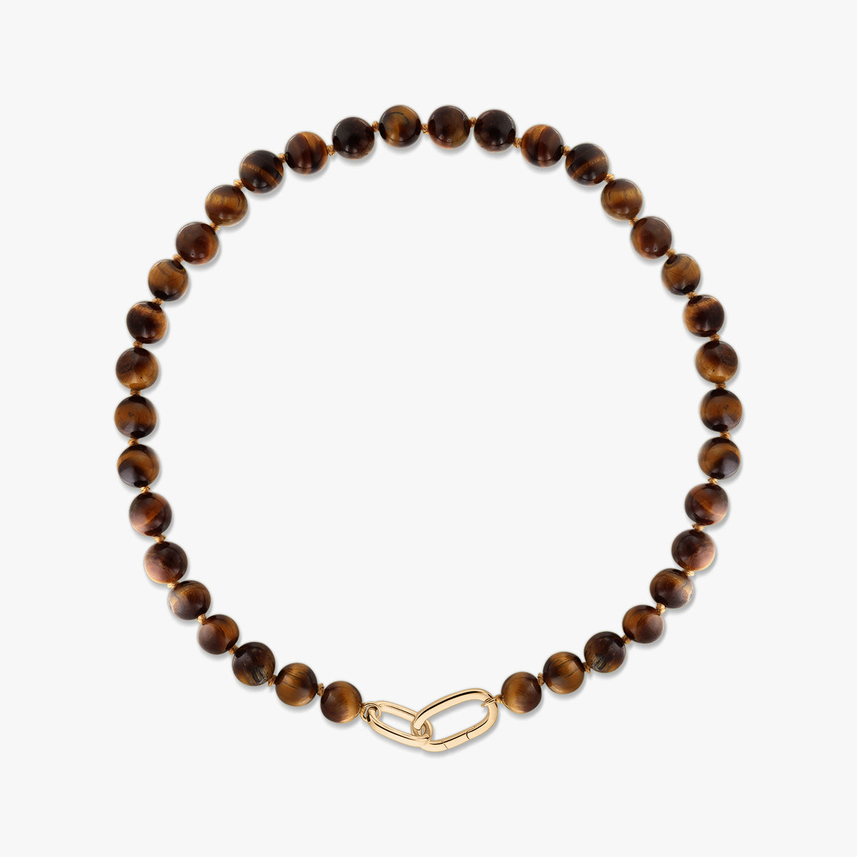 Collana di perline di occhio di tigre con pietre rotonde marrone-oro levigate e chiusura a moschettone a clip in argento placcato oro su sfondo bianco.
