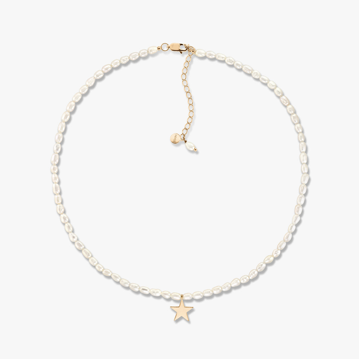 Delicato collier con perle coltivate e piccola stella in oro, con allungatore regolabile in oro, mostrato su sfondo bianco.