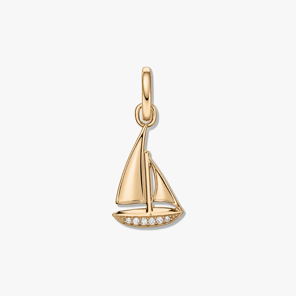 Ciondolo a vela in argento sterling con finitura dorata e zirconia pavé lungo lo scafo, isolato su sfondo bianco.