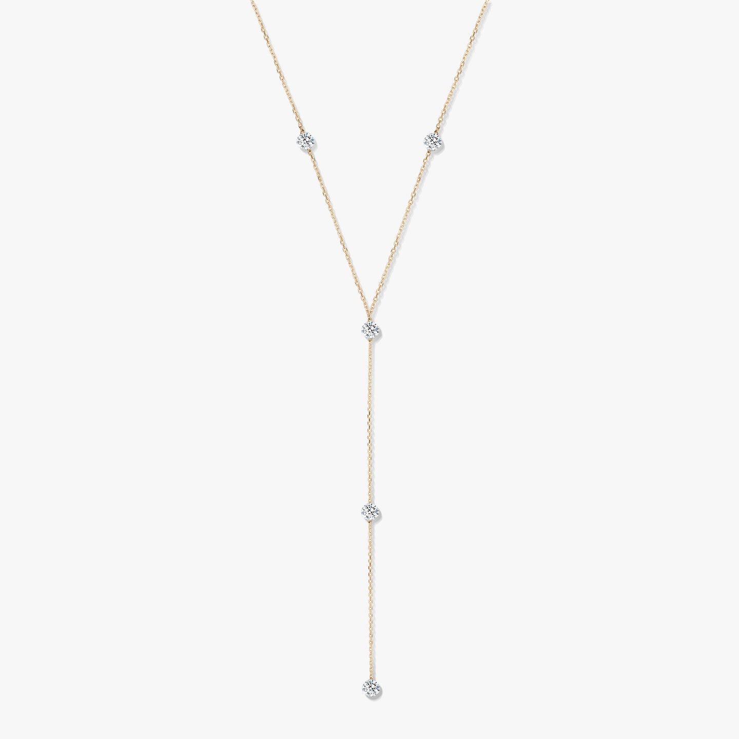 Collana lariat in oro giallo 14K con cinque diamanti rotondi incastonati a castone, su sfondo bianco.