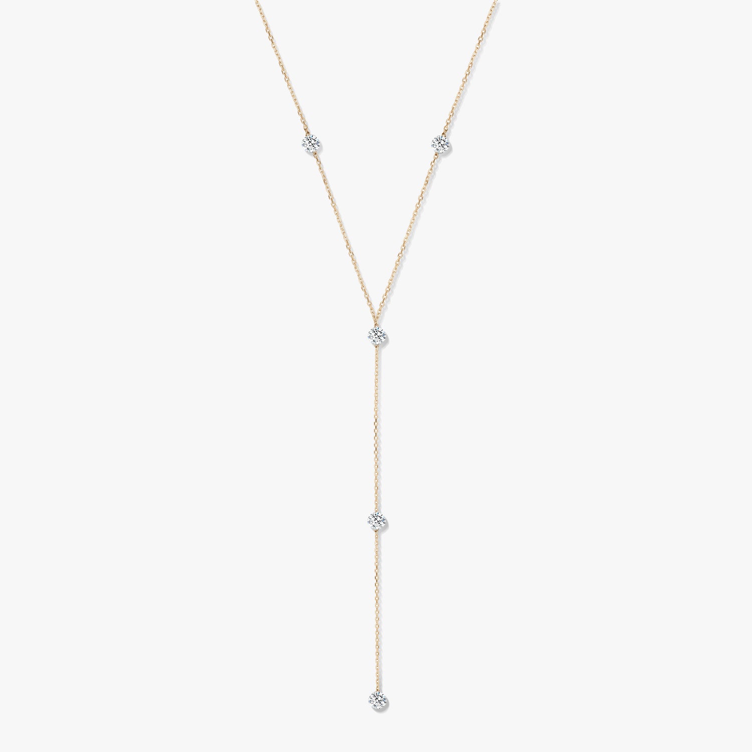 Collana lariat in oro giallo 14K con cinque diamanti rotondi incastonati a castone, su sfondo bianco.