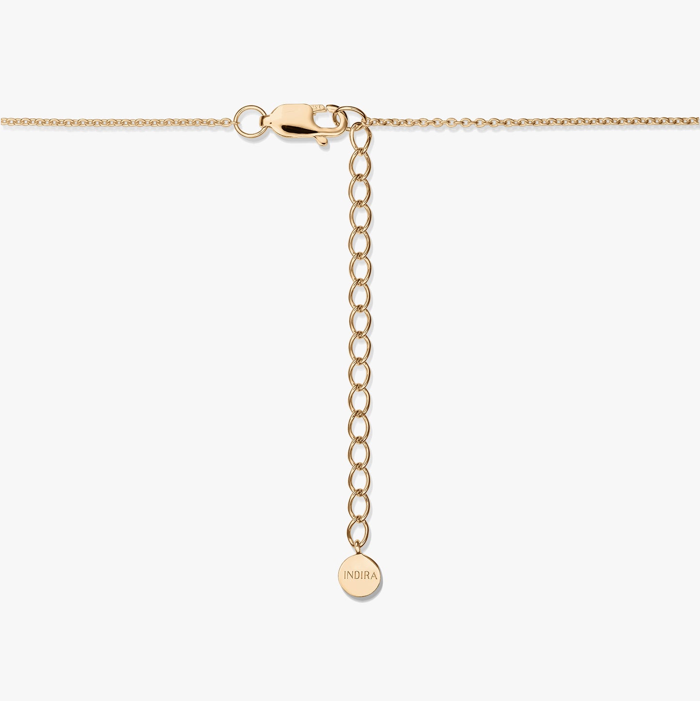 Chiusura di collana in argento sterling placcato oro con catenella di prolunga e una piccola targhetta INDIRA su sfondo bianco.