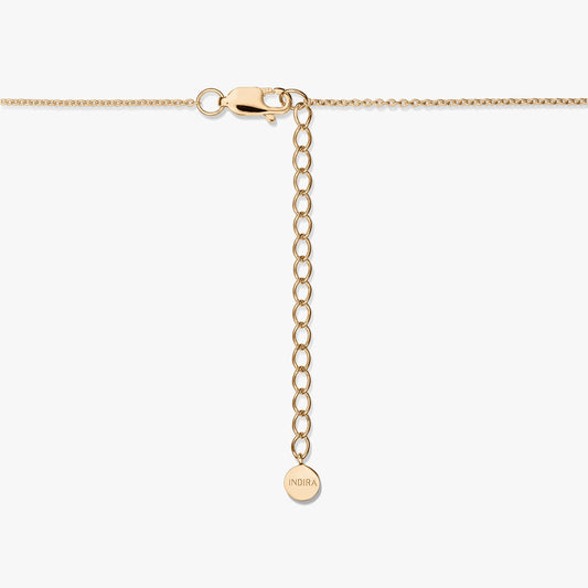 Chiusura di collana in argento sterling placcato oro con catenella di prolunga e una piccola targhetta INDIRA su sfondo bianco.