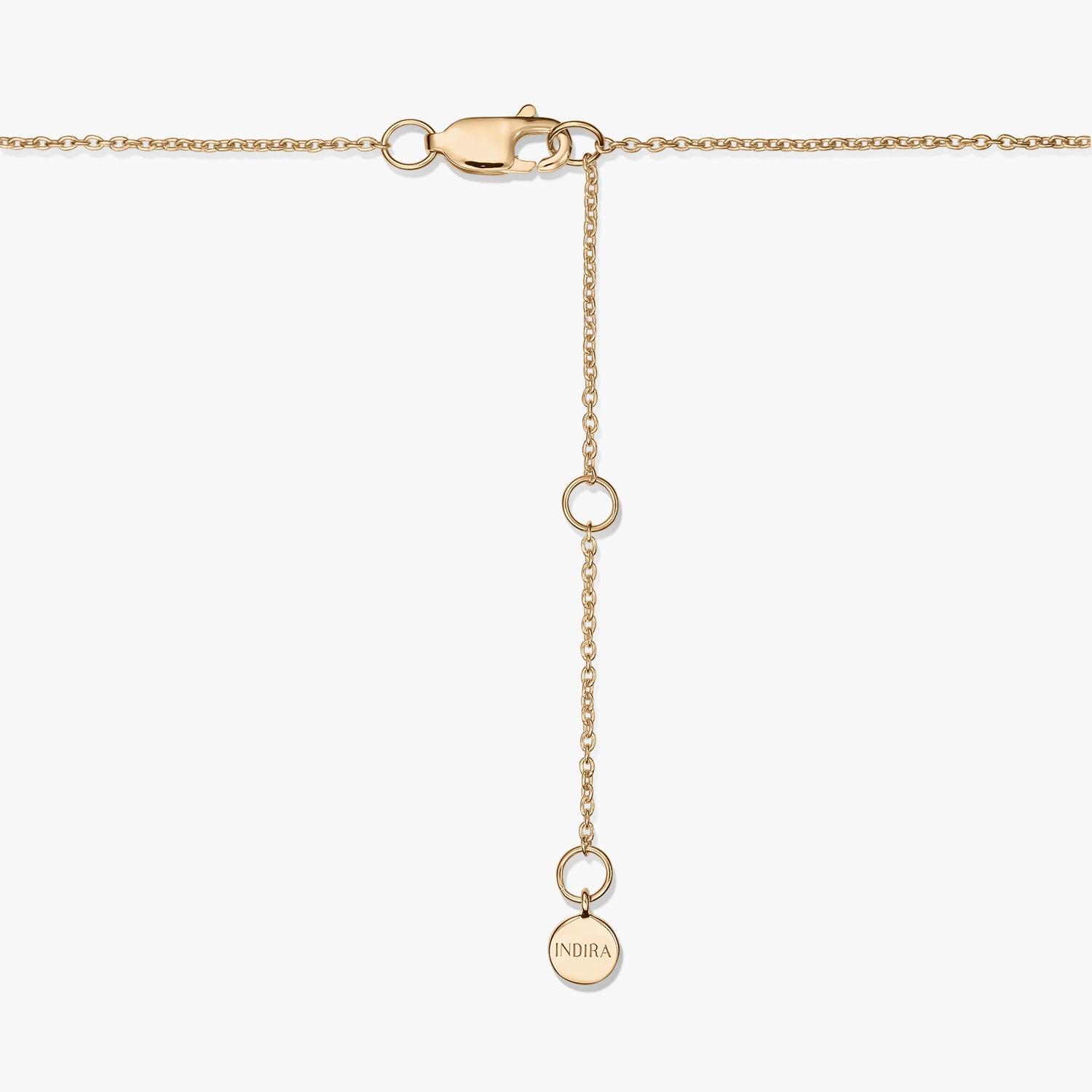 Primo piano della chiusura di una collana in argento sterling placcato oro con prolunga regolabile e piccola targhetta rotonda incisa “INDIRA”, su sfondo bianco.