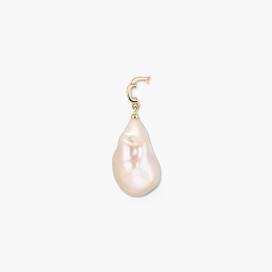 Ciondolo in argento placcato oro con perla barocca bianca irregolare e contromaglia con piccolo zircone, su sfondo bianco.