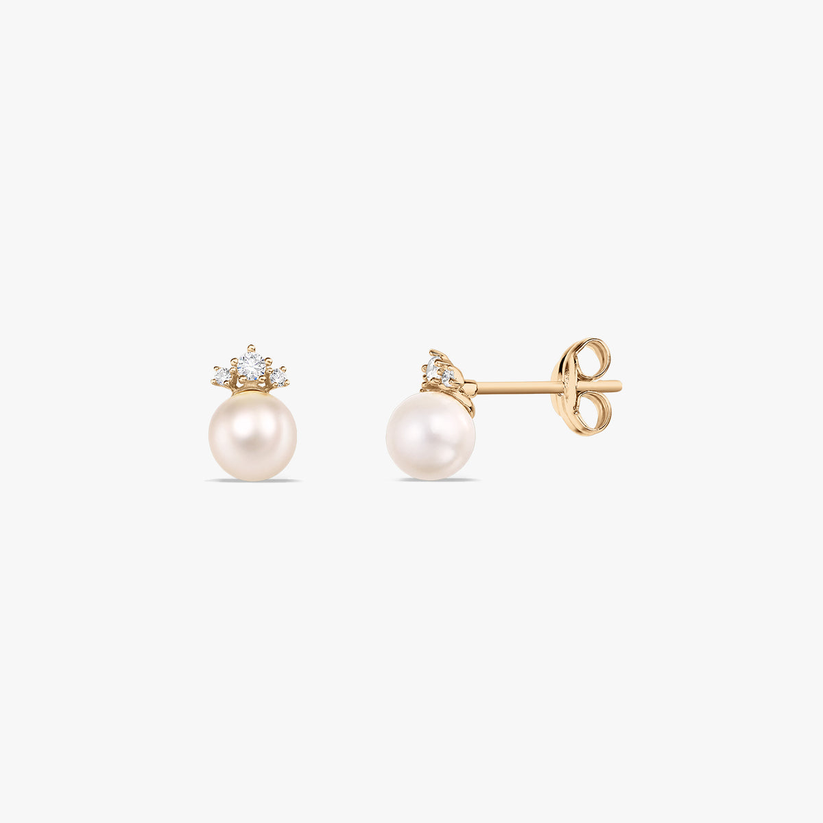 Elegante paio di orecchini a perno in oro giallo 14k con perle naturali rotonde e piccoli dettagli a corona in zirconia bianca, mostrati frontalmente e di lato su sfondo bianco.
