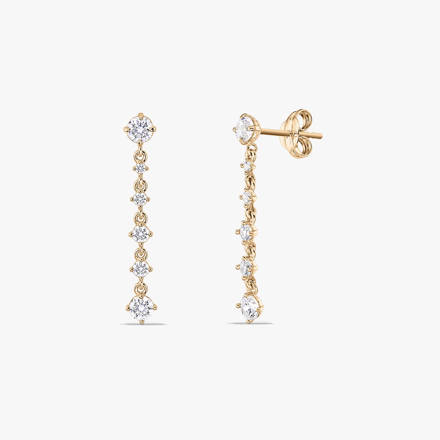 Coppia di orecchini pendenti in oro giallo 14K con una linea verticale di zirconi cubici bianchi rotondi. Un orecchino è mostrato frontalmente e l’altro è inclinato per evidenziare il perno e la chiusura a farfallina, su sfondo bianco.