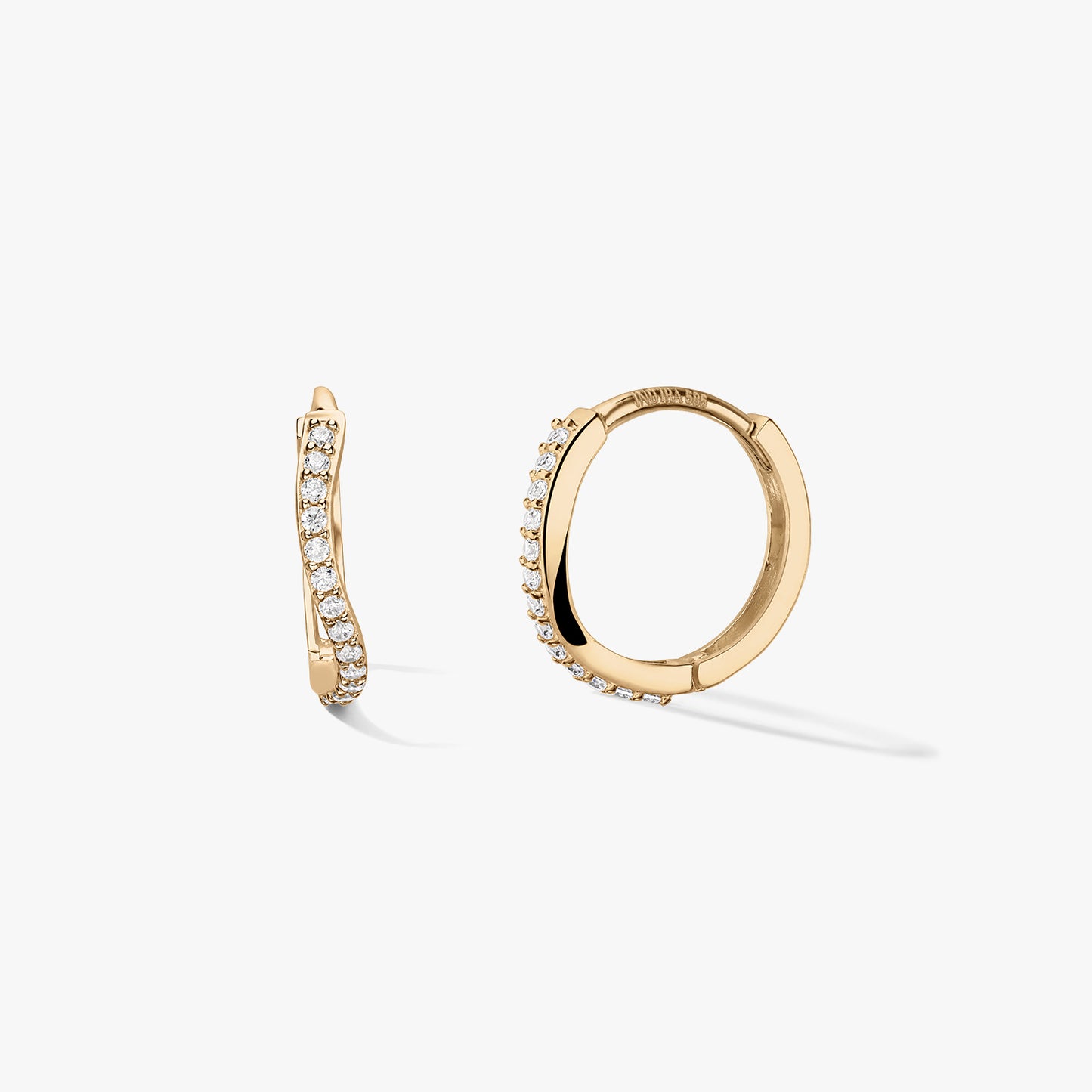 Coppia di orecchini a cerchio huggie in oro giallo 14k con una fila pavé ondulata di zirconi bianchi, su sfondo bianco pulito: una vista laterale e un cerchio aperto per mostrare la chiusura.
