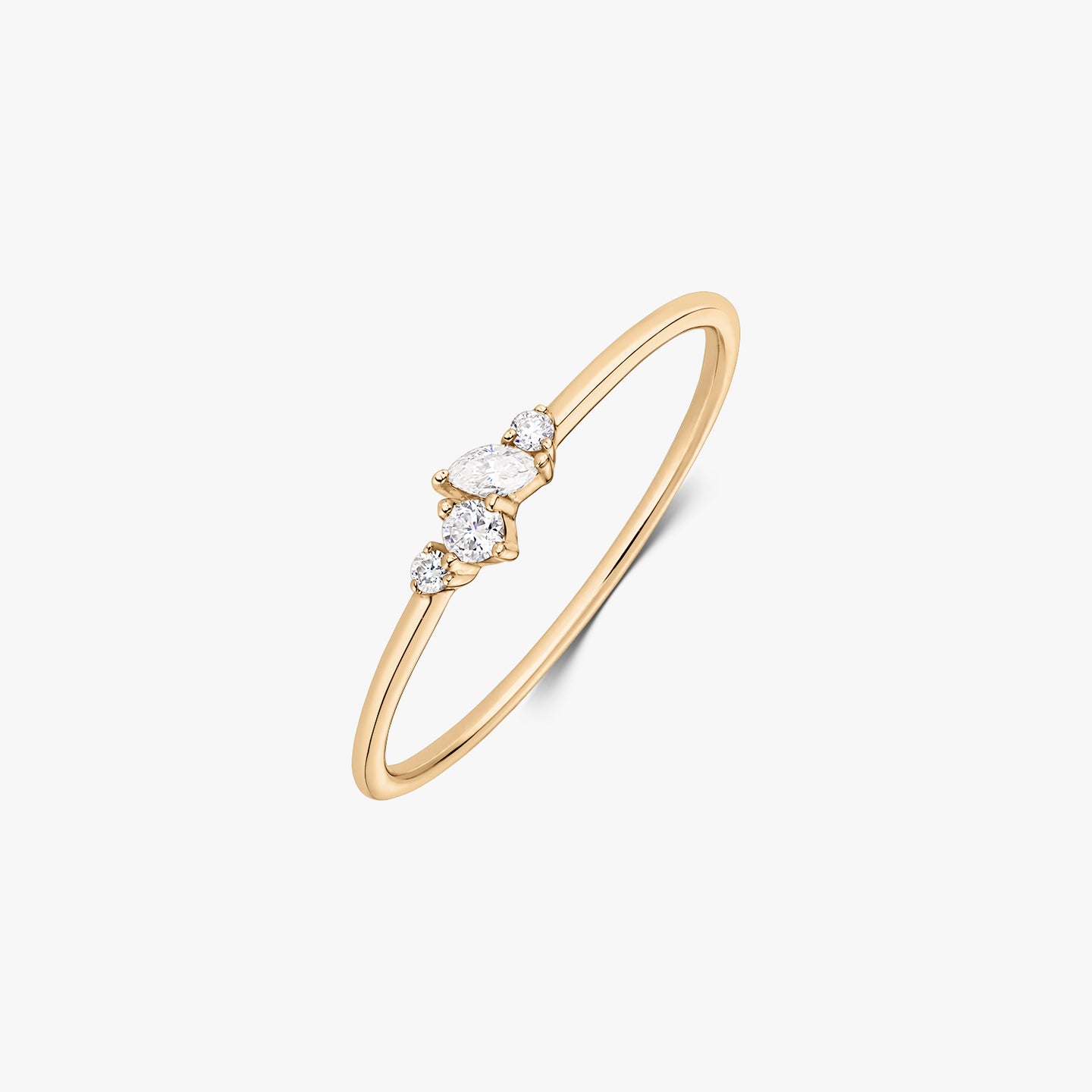 Anello Nova in oro giallo 14K con un delicato grappolo di cinque diamanti bianchi su una fascia sottile, su sfondo bianco.