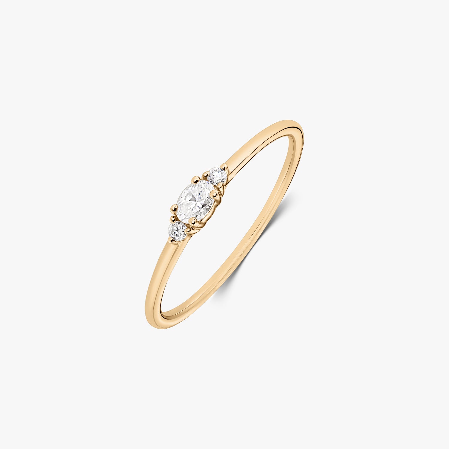 Anello Grace in oro giallo 14K con diamante naturale ovale affiancato da due piccoli diamanti rotondi su fascia sottile, isolato su sfondo bianco.