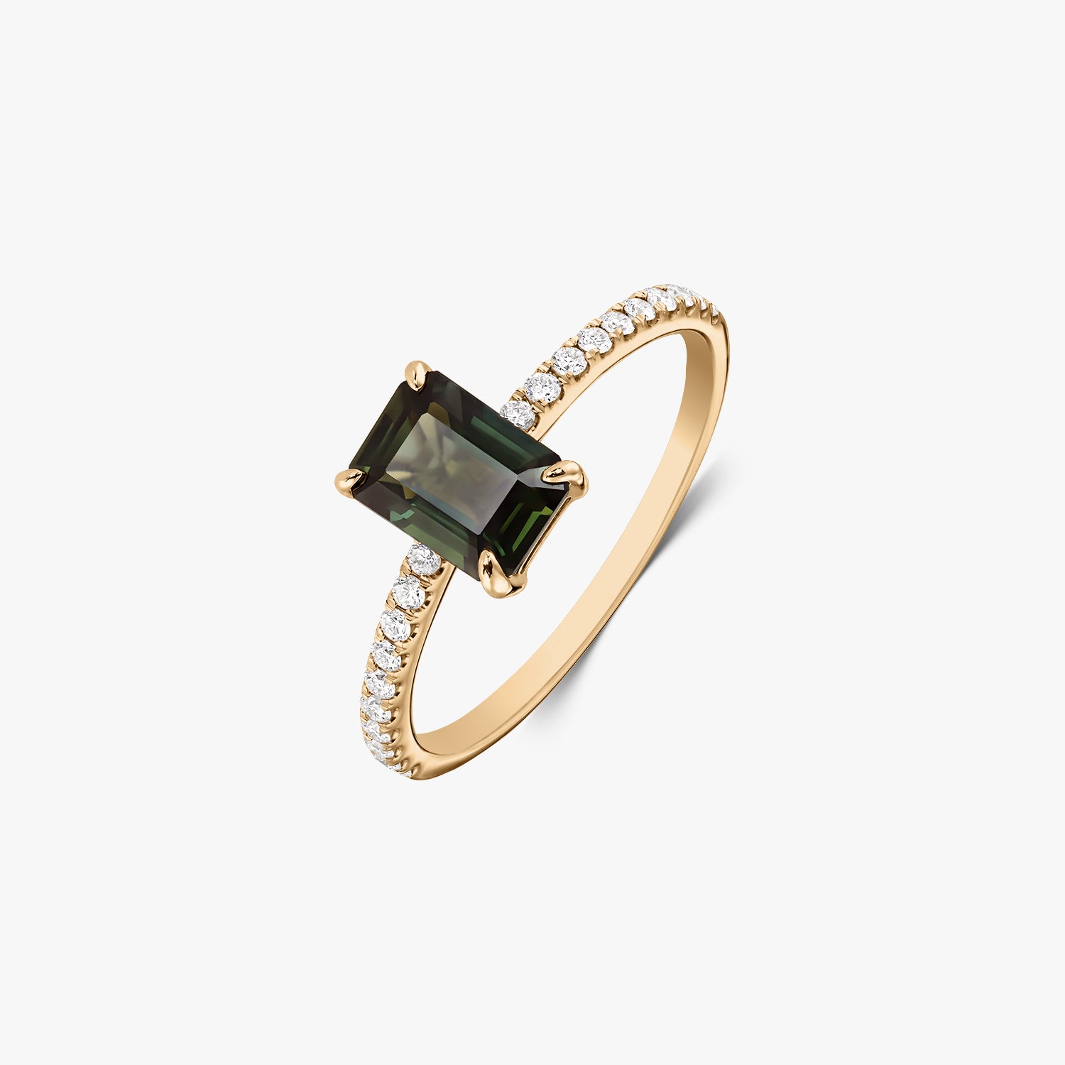 Elegante anello in oro giallo 14K con zaffiro verde taglio smeraldo al centro e diamanti naturali pavé sulla fascia, isolato su sfondo bianco.