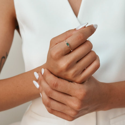 Anello in oro Joanne - Smeraldo e Diamanti - Indira