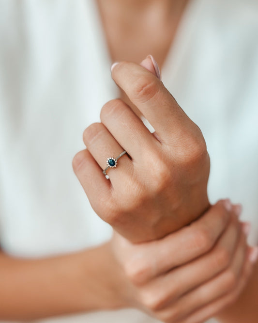 Anello in oro bianco Genn - Zaffiro e Diamanti