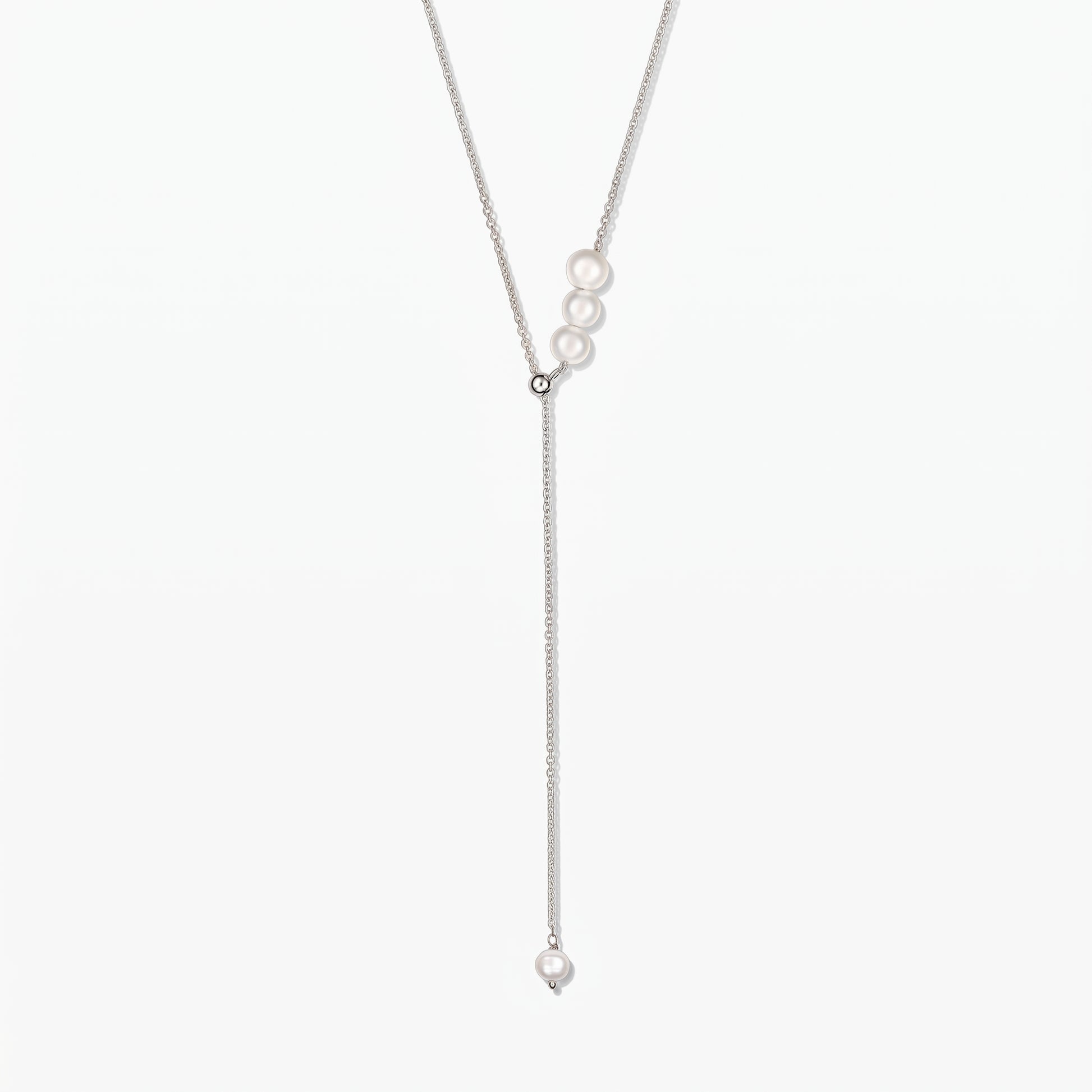 Collana lariat regolabile in argento sterling con perle coltivate bianche, centrata su sfondo bianco.