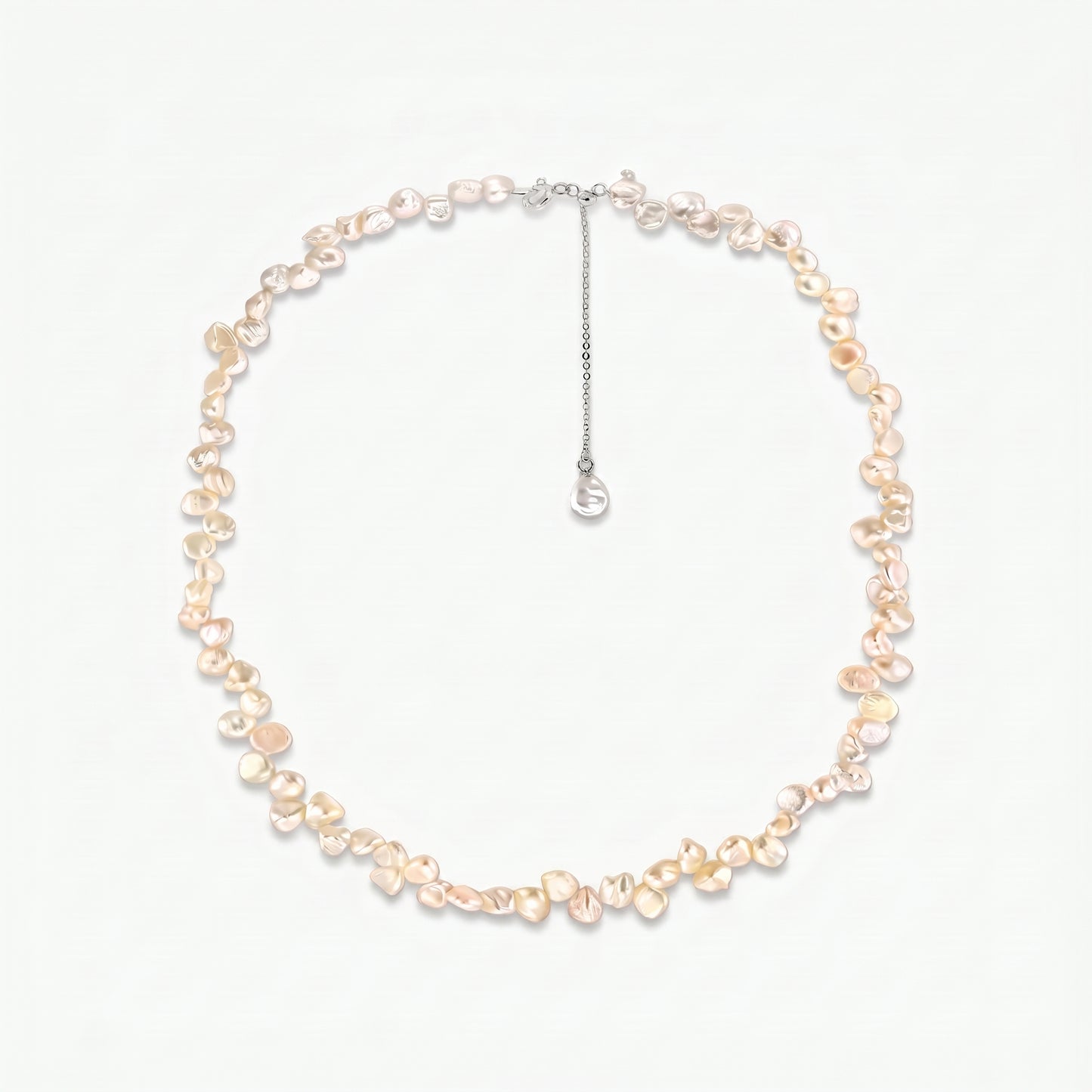 Collana Brielle in argento sterling con perle keshi d'acqua dolce rosa e catena di prolunga regolabile, su sfondo bianco.