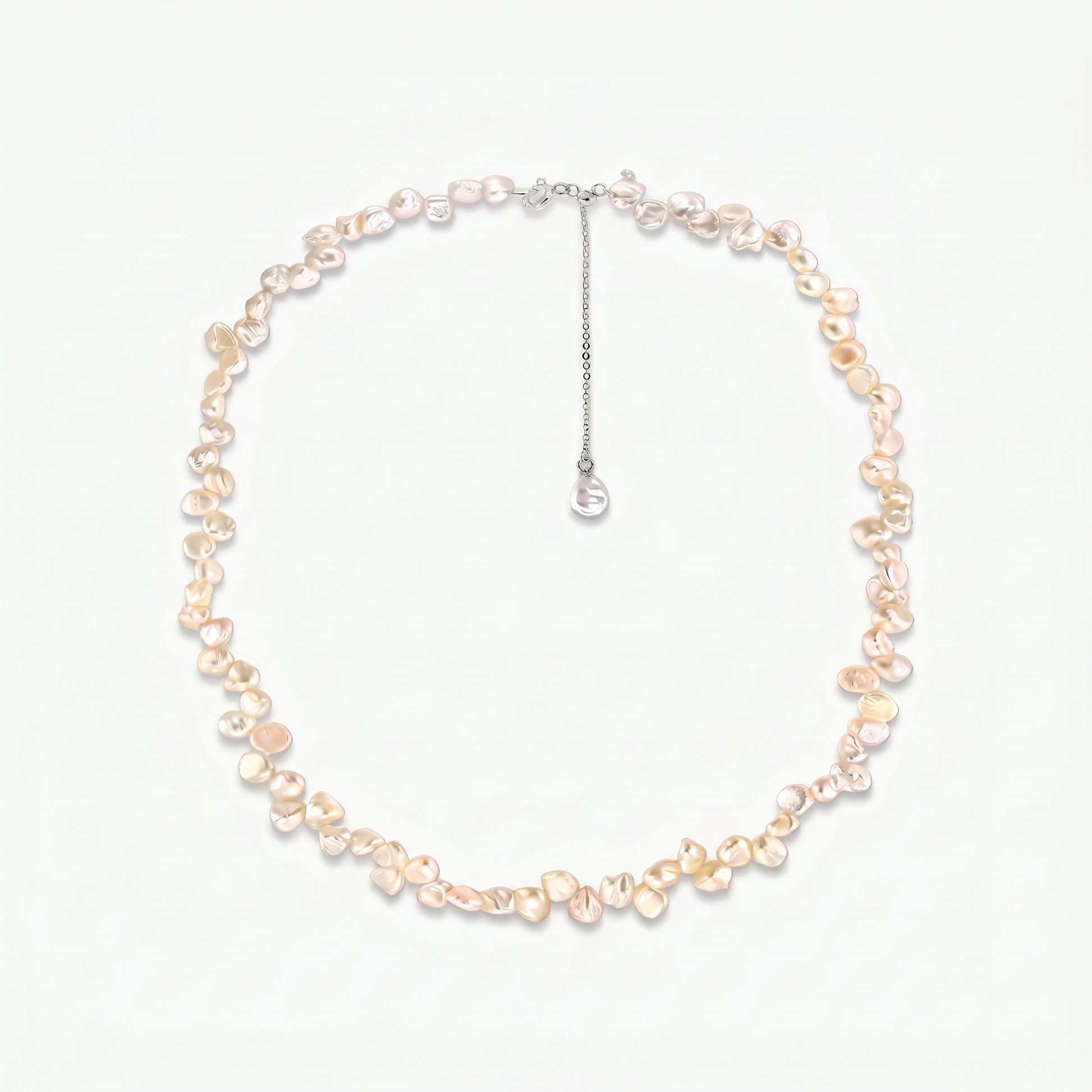 Collana Brielle in argento sterling con perle keshi d'acqua dolce rosa e catena di prolunga regolabile, su sfondo bianco.