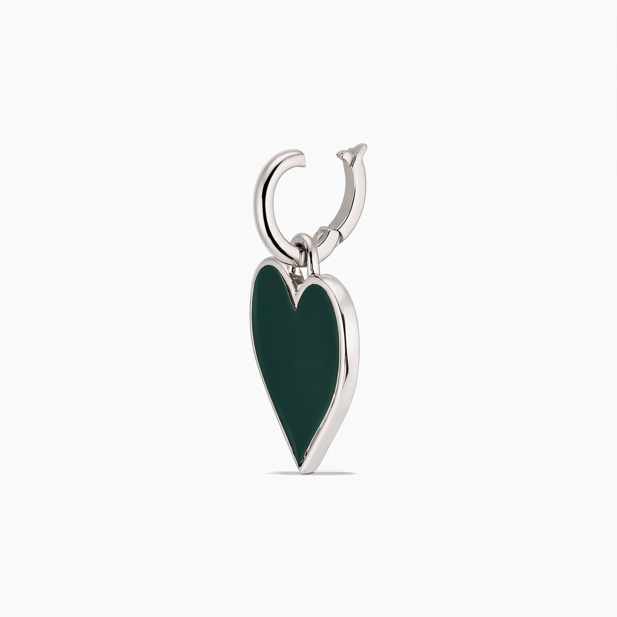 Ciondolo a forma di cuore in argento con inserto verde intenso su attacco a cerchio, isolato su sfondo bianco.