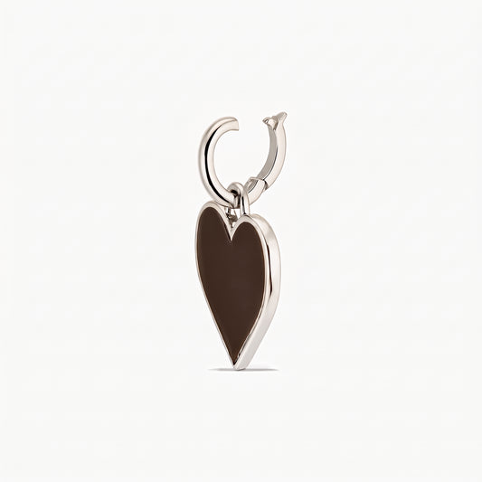 Ciondolo a forma di cuore in argento sterling placcato rodio con centro lucido marrone e anello a cerchio, isolato su sfondo bianco.