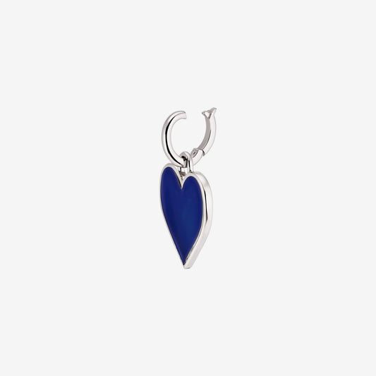 Ciondolo a forma di cuore in argento con centro blu profondo su sfondo bianco.
