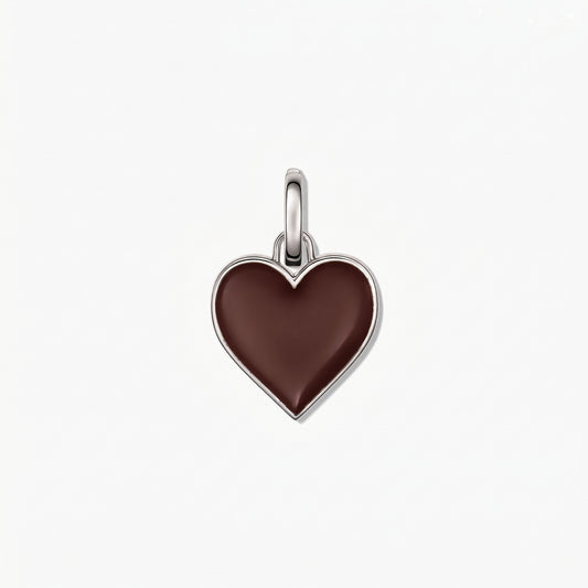 Ciondolo a forma di cuore in argento sterling 925 placcato rodio con centro in smalto marrone lucido, isolato su sfondo bianco.