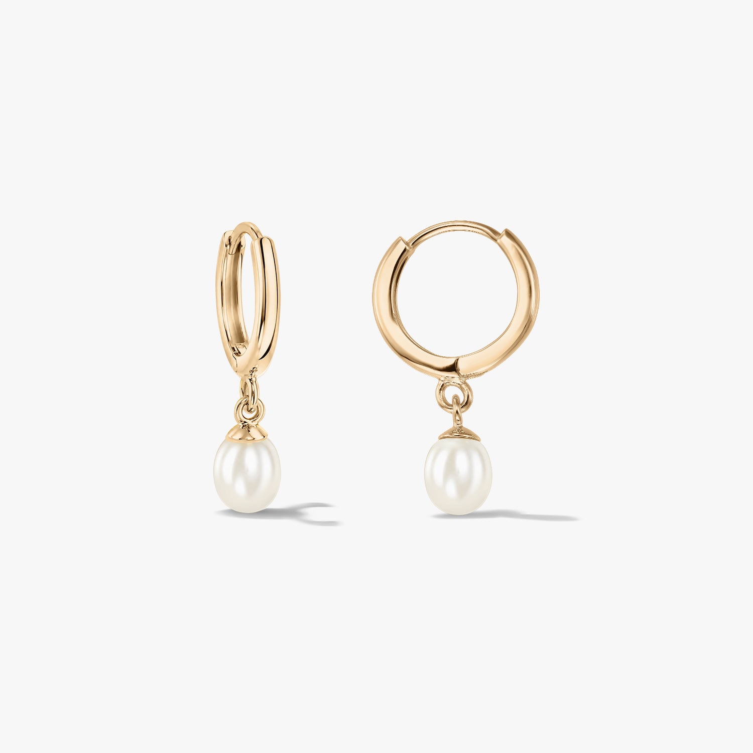 Coppia di orecchini a cerchio in oro giallo 14K con pendenti di perle naturali su sfondo bianco.