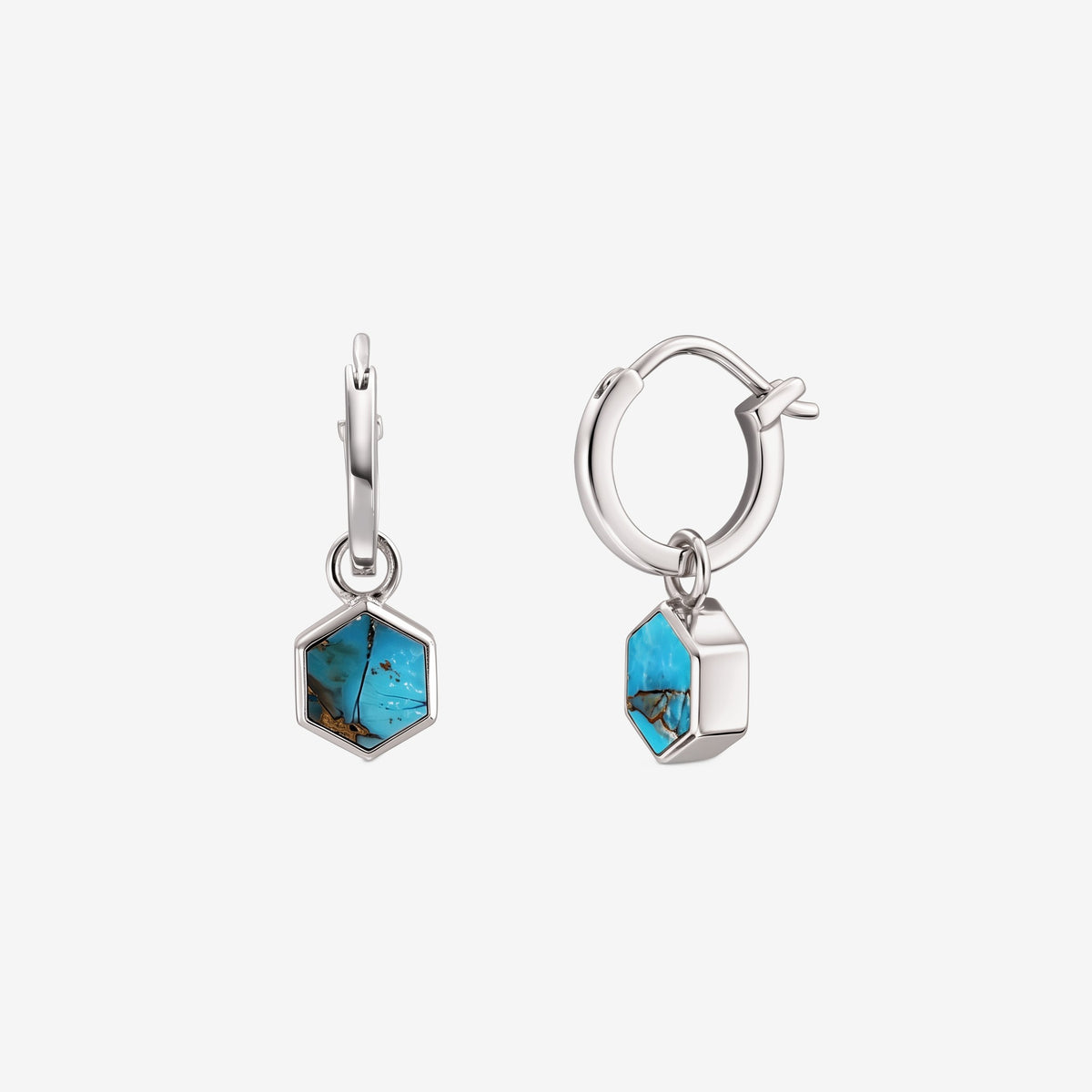 Vista frontale e laterale degli Orecchini Charlotte in Argento: cerchi huggie in argento sterling 925 con ciondoli a forma di esagono in pietra di rame turchese su sfondo bianco.