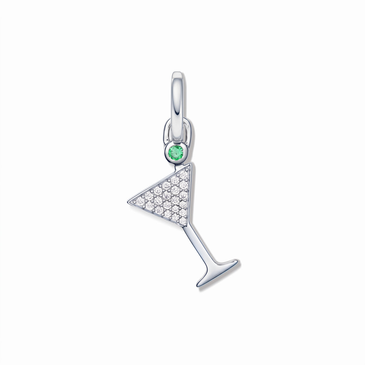 Ciondolo a forma di bicchiere da martini in argento con pavé di zirconia bianca e piccolo accento di pietra verde, isolato su sfondo bianco.