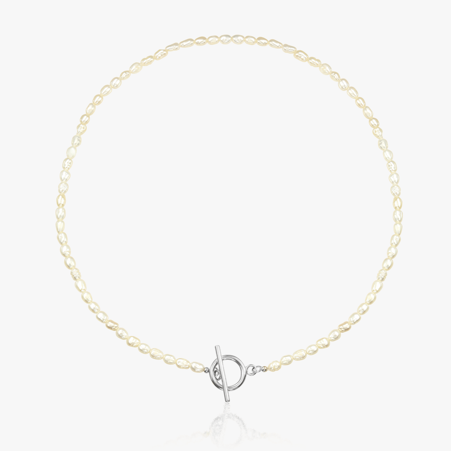 Collana in argento con perle naturali e chiusura a T su sfondo bianco.